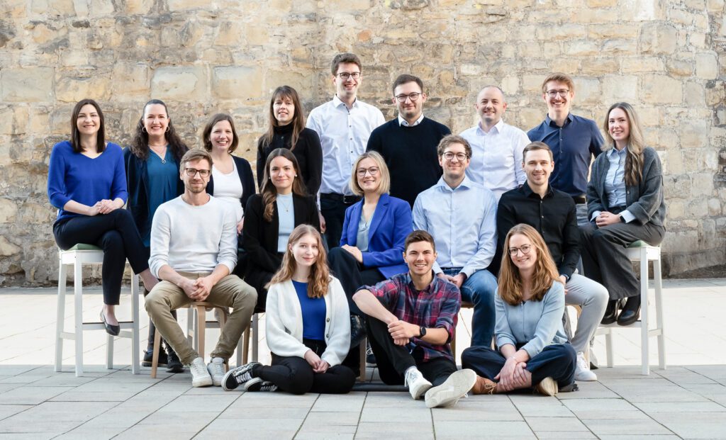 Ehrenmüller AI - Teamfoto Mauer 2025 (klein)